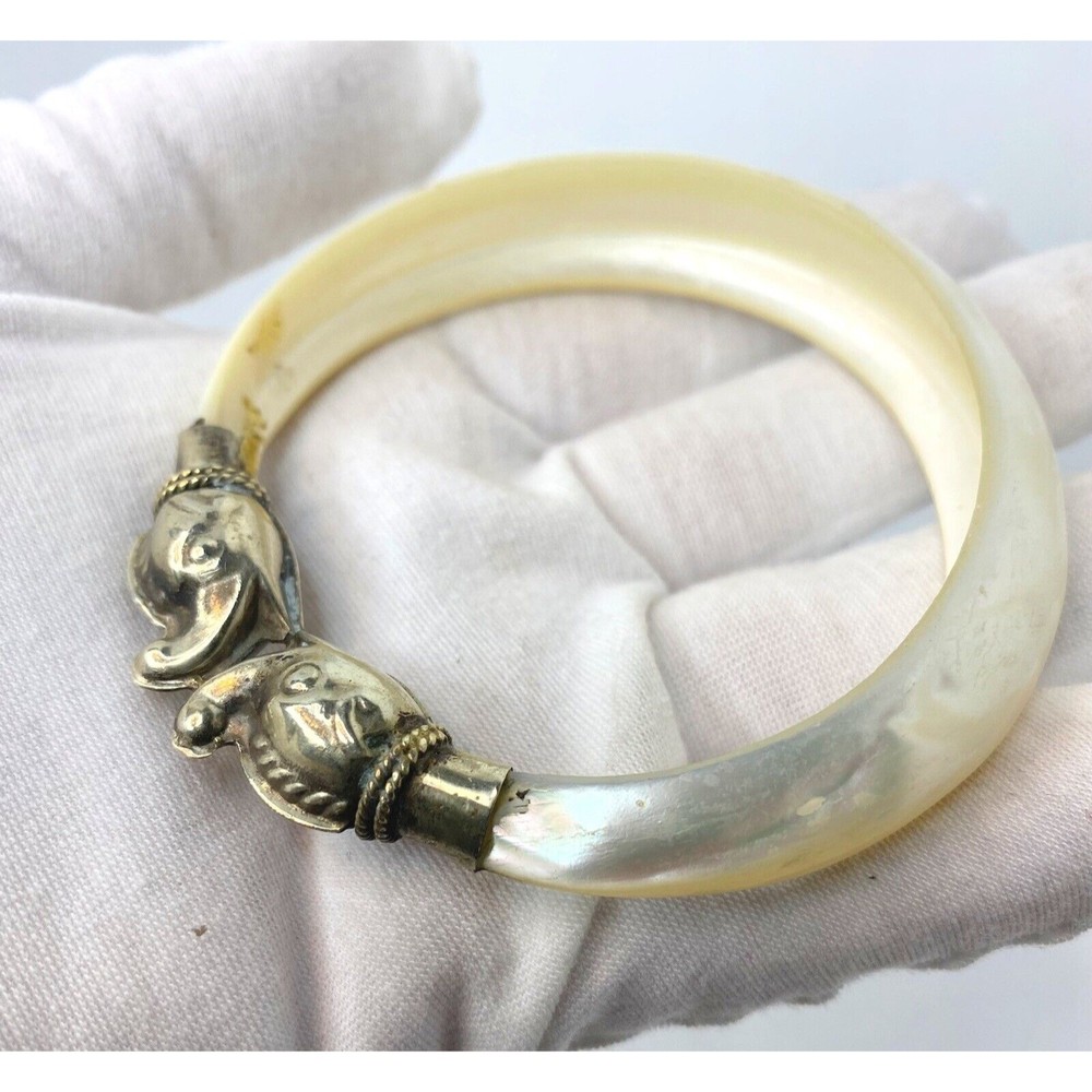 Carved Mother of Pearl Bracelet With 2 Elefantenköpfen Made of Metal Small Size